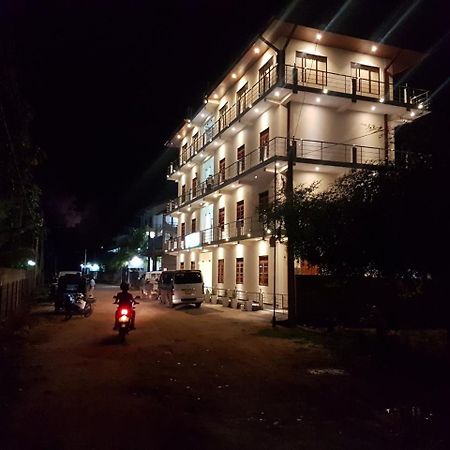 Hotel Sky Araliya Uppuveli Exterior foto