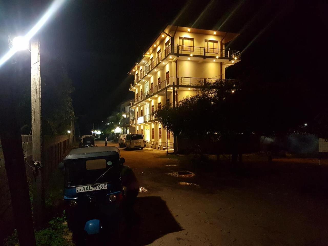 Hotel Sky Araliya Uppuveli Exterior foto