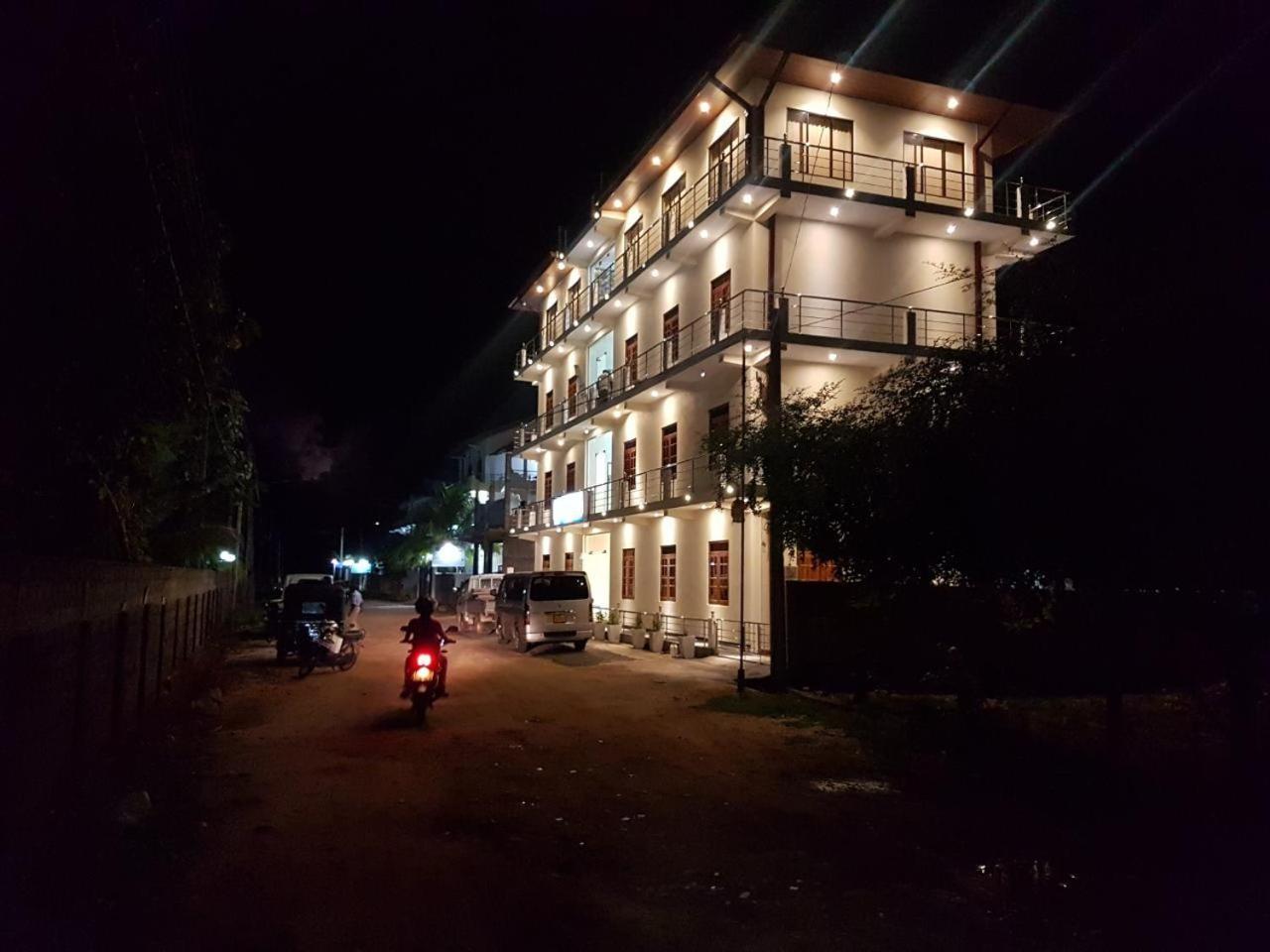 Hotel Sky Araliya Uppuveli Exterior foto